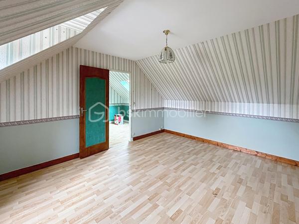 Idéalement situé dans le quartier Saint Julien, Saint Amâtre venez découvrir ce charmant pavillon qui saura vous séduire par son potentiel, sa belle construction et par le calme qui l'entoure. Édifié sur un sous-sol total ce pavillon se compose au rez de chaussée d'une entrée avec placards desservant une cuisine aménagée et équipée ainsi qu'un séjour en double exposition avec sa cheminée. Un couloir vous conduit à une chambre ainsi qu'à la salle d'eau, au wc séparé et un accès au sous-sol. A l'étage, c'est un large palier qui dessert deux belles chambres ainsi qu'un cabinet de toilette qui pourrait être complété d'une douche afin de créer une véritable salle d'eau. Au sous-sol vous découvriez une buanderie, un cellier, une pièce ainsi qu'un espace de stationnement.  A l’extérieur, vous pourrez bénéficier d'un terrain clos et arboré d'un peu plus de 1000 m² avec ses deux portails pour faciliter l'accès. faites deux pas et vous serez au milieu des champs. La ville avec ses commodités est derrière vous et le calme de la campagne est devant vous. Cette maison n'attend plus que vous pour retrouver son lustre d'antan et devenir l’écrin de votre nouvelle histoire.