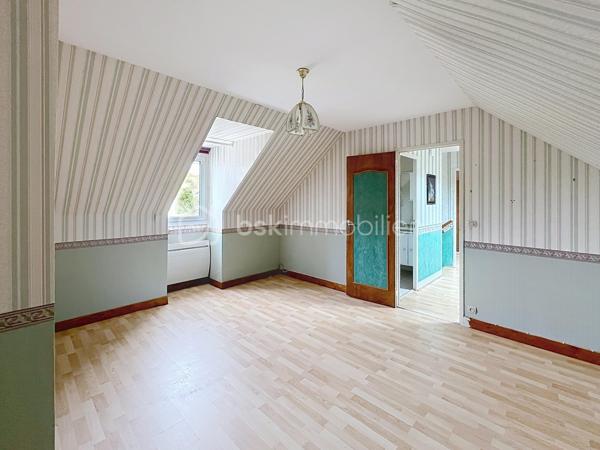 Idéalement situé dans le quartier Saint Julien, Saint Amâtre venez découvrir ce charmant pavillon qui saura vous séduire par son potentiel, sa belle construction et par le calme qui l'entoure. Édifié sur un sous-sol total ce pavillon se compose au rez de chaussée d'une entrée avec placards desservant une cuisine aménagée et équipée ainsi qu'un séjour en double exposition avec sa cheminée. Un couloir vous conduit à une chambre ainsi qu'à la salle d'eau, au wc séparé et un accès au sous-sol. A l'étage, c'est un large palier qui dessert deux belles chambres ainsi qu'un cabinet de toilette qui pourrait être complété d'une douche afin de créer une véritable salle d'eau. Au sous-sol vous découvriez une buanderie, un cellier, une pièce ainsi qu'un espace de stationnement.  A l’extérieur, vous pourrez bénéficier d'un terrain clos et arboré d'un peu plus de 1000 m² avec ses deux portails pour faciliter l'accès. faites deux pas et vous serez au milieu des champs. La ville avec ses commodités est derrière vous et le calme de la campagne est devant vous. Cette maison n'attend plus que vous pour retrouver son lustre d'antan et devenir l’écrin de votre nouvelle histoire.