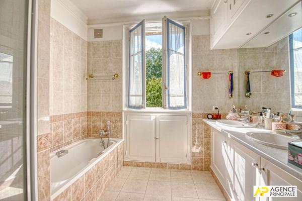 Le Chesnay limite Versailles Maison 12 pièces 360 m² au sol sur parcelle de 375 m² €1 985 000 ** - Référence 27885