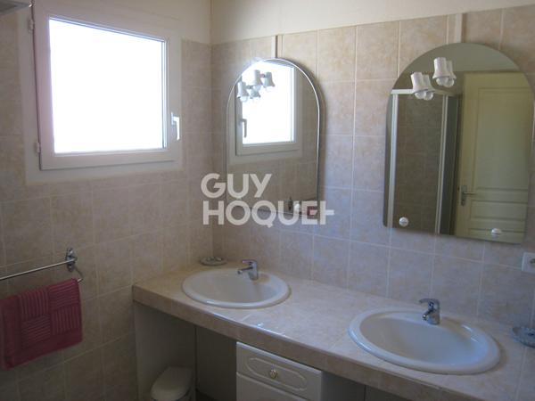 Ensemble de 6 maisons avec piscine et grand poolhouse en commun