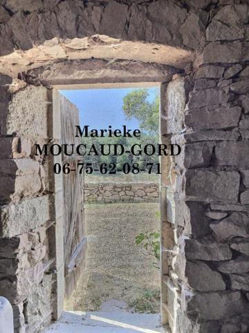 Acienne ferme rénovée mitoyenne  St Pierre Du Champ 130 m² avec 2300m² terrain