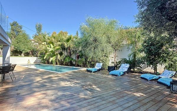 Maison à vendre    6 pièces •  Bandol