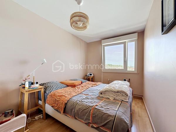 Nous vous proposons ce magnifique F3 situé à deux pas de l'Université, dans une résidence sécurisée. Cet appartement est composé d'une entrée, un séjour, une cuisine équipée et aménagée, deux belles chambres dont une avec son dressing, une salle d'eau et un WC. L'appartement dispose d'une place de parking privative en sous-sol et une dans la cour extérieure.
L'appartement est proche des écoles, des commerces et des transports. Pas de travaux à prévoir, cet appartement est idéal pour un premier achat ou pour un investissement locatif. Une visite s'impose.