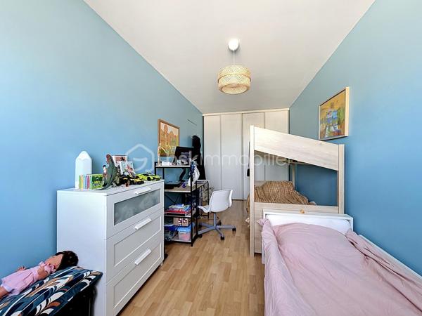 Nous vous proposons ce magnifique F3 situé à deux pas de l'Université, dans une résidence sécurisée. Cet appartement est composé d'une entrée, un séjour, une cuisine équipée et aménagée, deux belles chambres dont une avec son dressing, une salle d'eau et un WC. L'appartement dispose d'une place de parking privative en sous-sol et une dans la cour extérieure.
L'appartement est proche des écoles, des commerces et des transports. Pas de travaux à prévoir, cet appartement est idéal pour un premier achat ou pour un investissement locatif. Une visite s'impose.