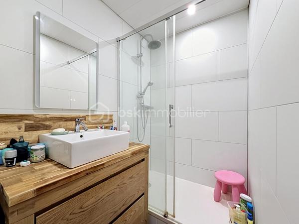Nous vous proposons ce magnifique F3 situé à deux pas de l'Université, dans une résidence sécurisée. Cet appartement est composé d'une entrée, un séjour, une cuisine équipée et aménagée, deux belles chambres dont une avec son dressing, une salle d'eau et un WC. L'appartement dispose d'une place de parking privative en sous-sol et une dans la cour extérieure.
L'appartement est proche des écoles, des commerces et des transports. Pas de travaux à prévoir, cet appartement est idéal pour un premier achat ou pour un investissement locatif. Une visite s'impose.