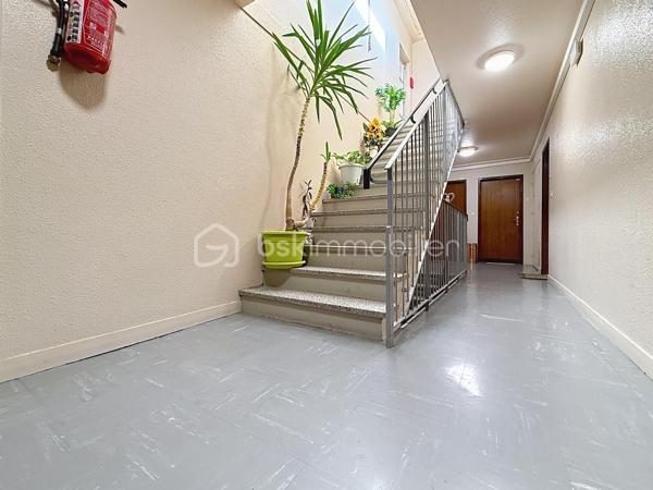Nous vous proposons ce magnifique F3 situé à deux pas de l'Université, dans une résidence sécurisée. Cet appartement est composé d'une entrée, un séjour, une cuisine équipée et aménagée, deux belles chambres dont une avec son dressing, une salle d'eau et un WC. L'appartement dispose d'une place de parking privative en sous-sol et une dans la cour extérieure.
L'appartement est proche des écoles, des commerces et des transports. Pas de travaux à prévoir, cet appartement est idéal pour un premier achat ou pour un investissement locatif. Une visite s'impose.