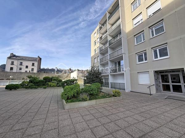 Nous vous proposons ce magnifique F3 situé à deux pas de l'Université, dans une résidence sécurisée. Cet appartement est composé d'une entrée, un séjour, une cuisine équipée et aménagée, deux belles chambres dont une avec son dressing, une salle d'eau et un WC. L'appartement dispose d'une place de parking privative en sous-sol et une dans la cour extérieure.
L'appartement est proche des écoles, des commerces et des transports. Pas de travaux à prévoir, cet appartement est idéal pour un premier achat ou pour un investissement locatif. Une visite s'impose.