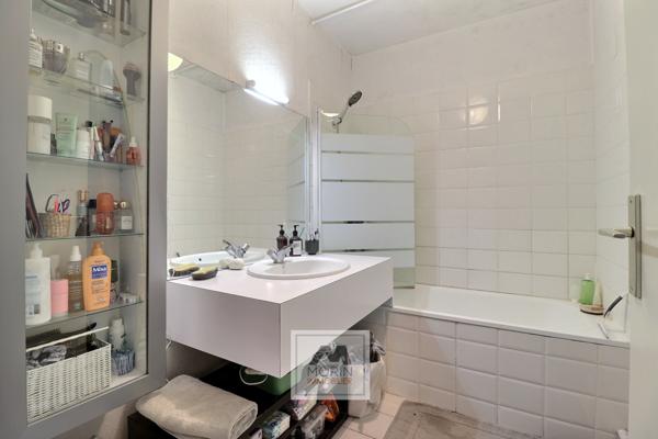 CAUDERAN Centre - à vendre grand appartement avec une chambre, terrasse et parking en sous-sol