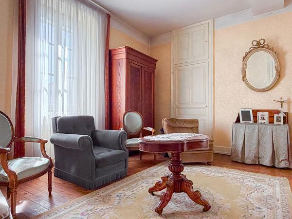 Château de caractère à Angers, 7 chambres, chapelle privée, pavillon indépendant, garages et parc de 3 260 m².