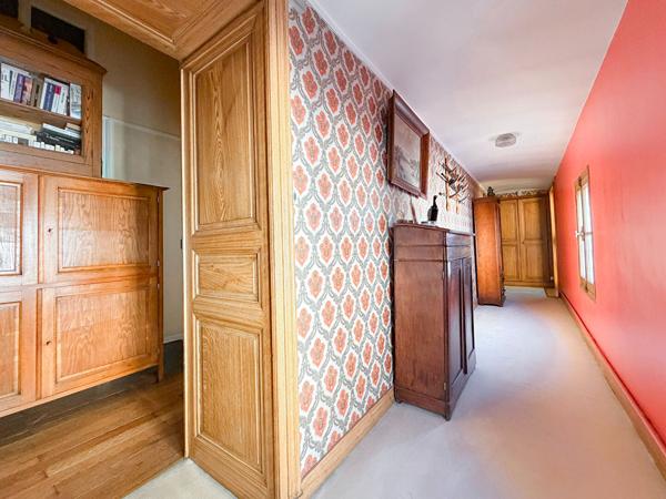 Château de caractère à Angers, 7 chambres, chapelle privée, pavillon indépendant, garages et parc de 3 260 m².