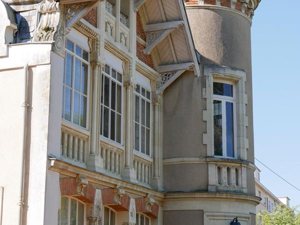 Château de caractère à Angers, 7 chambres, chapelle privée, pavillon indépendant, garages et parc de 3 260 m².