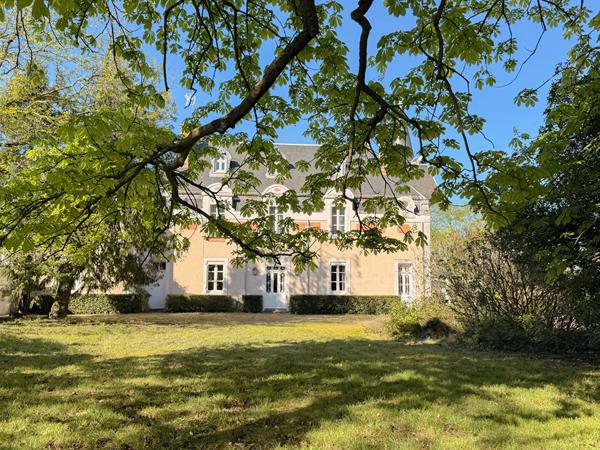 Château de caractère à Angers, 7 chambres, chapelle privée, pavillon indépendant, garages et parc de 3 260 m².