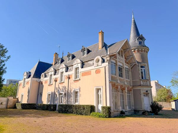 Château de caractère à Angers, 7 chambres, chapelle privée, pavillon indépendant, garages et parc de 3 260 m².