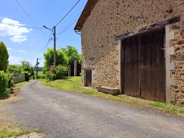Grange à vendre à Terres-de-Haute-Charente (16270) - Charente