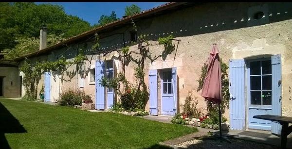 Courlac (16210) Proche d'Aubeterre sur Dronne , Ancienne ferme rénovée de 186 m2 et ses dépendances 290 000 € FAI