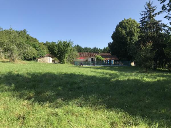 Courlac (16210) Proche d'Aubeterre sur Dronne , Ancienne ferme rénovée de 186 m2 et ses dépendances 290 000 € FAI