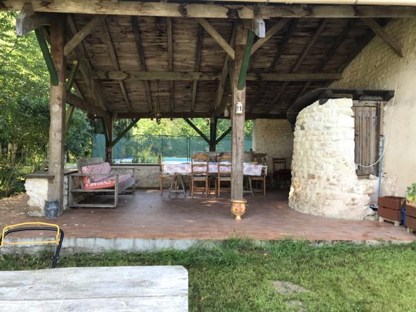 Courlac (16210) Proche d'Aubeterre sur Dronne , Ancienne ferme rénovée de 186 m2 et ses dépendances 290 000 € FAI