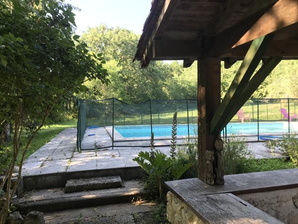 Courlac (16210) Proche d'Aubeterre sur Dronne , Ancienne ferme rénovée de 186 m2 et ses dépendances 290 000 € FAI