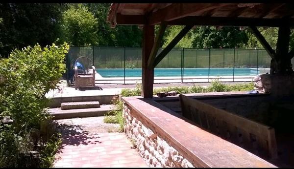 Courlac (16210) Proche d'Aubeterre sur Dronne , Ancienne ferme rénovée de 186 m2 et ses dépendances 290 000 € FAI