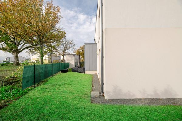 A vendre à LIFFRÉ, appartement Type 3 de 70m², jardin de 124m², deux chambres, deux places de stationnement et un cellier