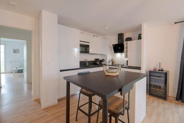 A vendre à LIFFRÉ, appartement Type 3 de 70m², jardin de 124m², deux chambres, deux places de stationnement et un cellier