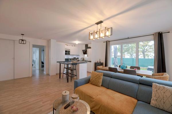 A vendre à LIFFRÉ, appartement Type 3 de 70m², jardin de 124m², deux chambres, deux places de stationnement et un cellier