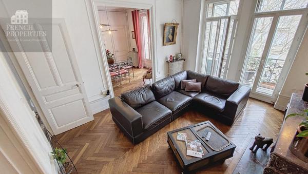Appartement duplex style haussmannien T5 de 137.05M2 + 2 caves et terrasse et balcons- Bld Clémenceau  5 pièce(s) 135.79 m2