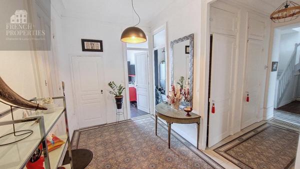 Appartement duplex style haussmannien T5 de 137.05M2 + 2 caves et terrasse et balcons- Bld Clémenceau  5 pièce(s) 135.79 m2