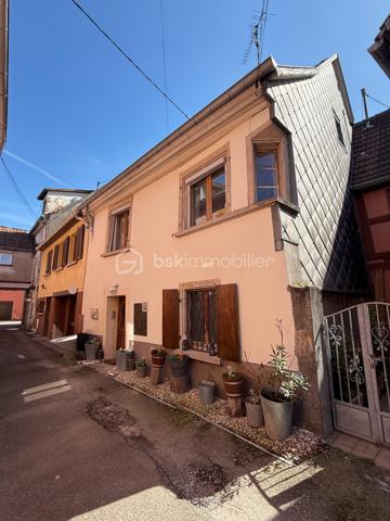 Située en plein cœur de Soultz, cette charmante maison de ville de 123 m² répartie sur trois niveaux séduira par son fort potentiel, sa polyvalence et ses nombreuses possibilités d’aménagement.


Un bien aux multiples possibilités :

. Dès l’entrée, le rez-de-chaussée offre un espace particulièrement intéressant à exploiter selon vos besoins.
. Vous y trouverez une entrée, une salle de bain en cours de création, un espace de rangement ainsi qu’une grande pièce modulable pouvant accueillir un salon, un bureau, une chambre ou encore une activité professionnelle.
. Un balcon attenant permet de profiter d’un extérieur agréable pour les beaux jours.

Véritable atout : ce niveau peut être entièrement repensé pour créer un studio indépendant ou un espace locatif, idéal pour générer un revenu complémentaire.

Ce bien s’adapte également parfaitement à un projet bifamilial ou d'indépendant.


Un espace de vie chaleureux :

. Au 1er étage, vous découvrirez une belle pièce de vie lumineuse avec cuisine ouverte sur le salon-séjour.
. Un poêle à pellets (environ 5 ans) apporte confort et chaleur, complété par une climatisation réversible pour un bien-être toute l’année.
. Un WC complète ce niveau.


Un espace nuit fonctionnel :

. Le dernier étage accueille l’espace nuit composé de trois chambres ainsi qu’une salle de bain équipée d’une baignoire et d’un WC.


Les atouts du bien : 

. Maison de ville pleine de charme
. Façade récemment refaite
. 123 m² habitables
. Très bon DPE (performance énergétique)
. Poêle à pellets + climatisation réversible
. Fort potentiel d’aménagement
. Idéal résidence principale, investissement locatif ou projet mixte
. Possibilité de créer un revenu complémentaire
. Aucune charge de copropriété

Stationnement :

. Située en centre-ville, la maison ne dispose pas de place privative.
Toutefois, plusieurs solutions de stationnement sont disponibles à proximité (places dans la rue, parkings, location possible).


Ce qu’on aime :

Une véritable alternative à l’appartement, offrant plus d’espace, d’indépendance et un réel potentiel de valorisation.


À visiter sans tarder !
