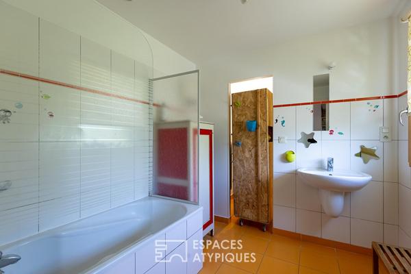 Maison d’architecte bioclimatique et son environnement nature