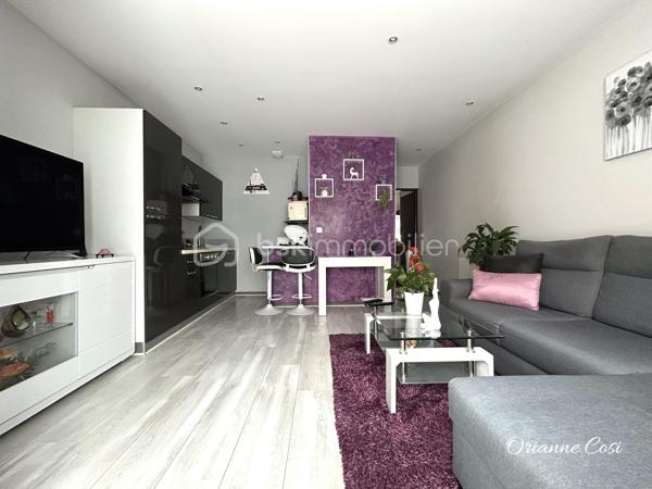 À découvrir sur la commune d'**Entrelacs (Albens), cet agréable T2 de 32 m² en rez-de-chaussée, idéal pour un premier achat, un investissement locatif ou un pied-à-terre.

L'appartement, entièrement rénové, se compose d'une pièce de vie avec cuisine ouverte, offrant un espace convivial et fonctionnel. Vous trouverez également une chambre avec sa salle d'eau attenante, ainsi que des WC séparés.

À l'extérieur, une terrasse vous permettra de profiter des beaux jours en toute tranquillité. Une cave complète le bien, idéale pour le rangement. Des places de stationnement sont disponibles à proximité.

Les atouts :
• Rez-de-chaussée
• Aucun travaux à prévoir
• Chauffage électrique récent
• Volets roulants électriques
• Terrasse
• Cave
• Stationnement à proximité

Un appartement fonctionnel et prêt à vivre, situé à proximité des commodités d'Albens. Une belle opportunité à découvrir rapidement !

📞 Contactez-moi pour plus d'informations ou pour organiser une visite.

Certaines photos ont été modifiées par l'IA