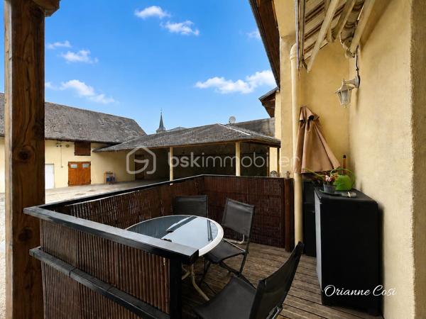 À découvrir sur la commune d'**Entrelacs (Albens), cet agréable T2 de 32 m² en rez-de-chaussée, idéal pour un premier achat, un investissement locatif ou un pied-à-terre.

L'appartement, entièrement rénové, se compose d'une pièce de vie avec cuisine ouverte, offrant un espace convivial et fonctionnel. Vous trouverez également une chambre avec sa salle d'eau attenante, ainsi que des WC séparés.

À l'extérieur, une terrasse vous permettra de profiter des beaux jours en toute tranquillité. Une cave complète le bien, idéale pour le rangement. Des places de stationnement sont disponibles à proximité.

Les atouts :
• Rez-de-chaussée
• Aucun travaux à prévoir
• Chauffage électrique récent
• Volets roulants électriques
• Terrasse
• Cave
• Stationnement à proximité

Un appartement fonctionnel et prêt à vivre, situé à proximité des commodités d'Albens. Une belle opportunité à découvrir rapidement !

📞 Contactez-moi pour plus d'informations ou pour organiser une visite.

Certaines photos ont été modifiées par l'IA
