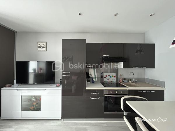 À découvrir sur la commune d'**Entrelacs (Albens), cet agréable T2 de 32 m² en rez-de-chaussée, idéal pour un premier achat, un investissement locatif ou un pied-à-terre.

L'appartement, entièrement rénové, se compose d'une pièce de vie avec cuisine ouverte, offrant un espace convivial et fonctionnel. Vous trouverez également une chambre avec sa salle d'eau attenante, ainsi que des WC séparés.

À l'extérieur, une terrasse vous permettra de profiter des beaux jours en toute tranquillité. Une cave complète le bien, idéale pour le rangement. Des places de stationnement sont disponibles à proximité.

Les atouts :
• Rez-de-chaussée
• Aucun travaux à prévoir
• Chauffage électrique récent
• Volets roulants électriques
• Terrasse
• Cave
• Stationnement à proximité

Un appartement fonctionnel et prêt à vivre, situé à proximité des commodités d'Albens. Une belle opportunité à découvrir rapidement !

📞 Contactez-moi pour plus d'informations ou pour organiser une visite.

Certaines photos ont été modifiées par l'IA