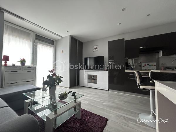 À découvrir sur la commune d'**Entrelacs (Albens), cet agréable T2 de 32 m² en rez-de-chaussée, idéal pour un premier achat, un investissement locatif ou un pied-à-terre.

L'appartement, entièrement rénové, se compose d'une pièce de vie avec cuisine ouverte, offrant un espace convivial et fonctionnel. Vous trouverez également une chambre avec sa salle d'eau attenante, ainsi que des WC séparés.

À l'extérieur, une terrasse vous permettra de profiter des beaux jours en toute tranquillité. Une cave complète le bien, idéale pour le rangement. Des places de stationnement sont disponibles à proximité.

Les atouts :
• Rez-de-chaussée
• Aucun travaux à prévoir
• Chauffage électrique récent
• Volets roulants électriques
• Terrasse
• Cave
• Stationnement à proximité

Un appartement fonctionnel et prêt à vivre, situé à proximité des commodités d'Albens. Une belle opportunité à découvrir rapidement !

📞 Contactez-moi pour plus d'informations ou pour organiser une visite.

Certaines photos ont été modifiées par l'IA