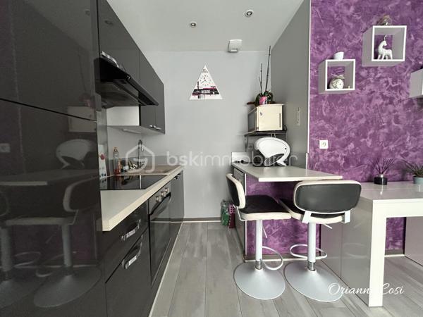 À découvrir sur la commune d'**Entrelacs (Albens), cet agréable T2 de 32 m² en rez-de-chaussée, idéal pour un premier achat, un investissement locatif ou un pied-à-terre.

L'appartement, entièrement rénové, se compose d'une pièce de vie avec cuisine ouverte, offrant un espace convivial et fonctionnel. Vous trouverez également une chambre avec sa salle d'eau attenante, ainsi que des WC séparés.

À l'extérieur, une terrasse vous permettra de profiter des beaux jours en toute tranquillité. Une cave complète le bien, idéale pour le rangement. Des places de stationnement sont disponibles à proximité.

Les atouts :
• Rez-de-chaussée
• Aucun travaux à prévoir
• Chauffage électrique récent
• Volets roulants électriques
• Terrasse
• Cave
• Stationnement à proximité

Un appartement fonctionnel et prêt à vivre, situé à proximité des commodités d'Albens. Une belle opportunité à découvrir rapidement !

📞 Contactez-moi pour plus d'informations ou pour organiser une visite.

Certaines photos ont été modifiées par l'IA