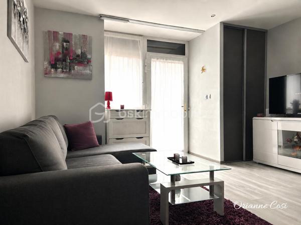 À découvrir sur la commune d'**Entrelacs (Albens), cet agréable T2 de 32 m² en rez-de-chaussée, idéal pour un premier achat, un investissement locatif ou un pied-à-terre.

L'appartement, entièrement rénové, se compose d'une pièce de vie avec cuisine ouverte, offrant un espace convivial et fonctionnel. Vous trouverez également une chambre avec sa salle d'eau attenante, ainsi que des WC séparés.

À l'extérieur, une terrasse vous permettra de profiter des beaux jours en toute tranquillité. Une cave complète le bien, idéale pour le rangement. Des places de stationnement sont disponibles à proximité.

Les atouts :
• Rez-de-chaussée
• Aucun travaux à prévoir
• Chauffage électrique récent
• Volets roulants électriques
• Terrasse
• Cave
• Stationnement à proximité

Un appartement fonctionnel et prêt à vivre, situé à proximité des commodités d'Albens. Une belle opportunité à découvrir rapidement !

📞 Contactez-moi pour plus d'informations ou pour organiser une visite.

Certaines photos ont été modifiées par l'IA