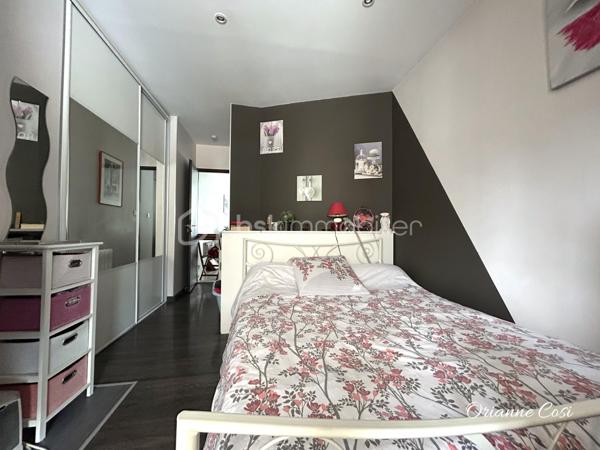 À découvrir sur la commune d'**Entrelacs (Albens), cet agréable T2 de 32 m² en rez-de-chaussée, idéal pour un premier achat, un investissement locatif ou un pied-à-terre.

L'appartement, entièrement rénové, se compose d'une pièce de vie avec cuisine ouverte, offrant un espace convivial et fonctionnel. Vous trouverez également une chambre avec sa salle d'eau attenante, ainsi que des WC séparés.

À l'extérieur, une terrasse vous permettra de profiter des beaux jours en toute tranquillité. Une cave complète le bien, idéale pour le rangement. Des places de stationnement sont disponibles à proximité.

Les atouts :
• Rez-de-chaussée
• Aucun travaux à prévoir
• Chauffage électrique récent
• Volets roulants électriques
• Terrasse
• Cave
• Stationnement à proximité

Un appartement fonctionnel et prêt à vivre, situé à proximité des commodités d'Albens. Une belle opportunité à découvrir rapidement !

📞 Contactez-moi pour plus d'informations ou pour organiser une visite.

Certaines photos ont été modifiées par l'IA