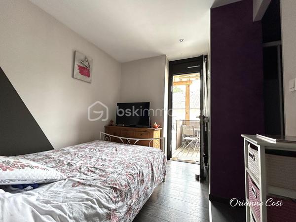 À découvrir sur la commune d'**Entrelacs (Albens), cet agréable T2 de 32 m² en rez-de-chaussée, idéal pour un premier achat, un investissement locatif ou un pied-à-terre.

L'appartement, entièrement rénové, se compose d'une pièce de vie avec cuisine ouverte, offrant un espace convivial et fonctionnel. Vous trouverez également une chambre avec sa salle d'eau attenante, ainsi que des WC séparés.

À l'extérieur, une terrasse vous permettra de profiter des beaux jours en toute tranquillité. Une cave complète le bien, idéale pour le rangement. Des places de stationnement sont disponibles à proximité.

Les atouts :
• Rez-de-chaussée
• Aucun travaux à prévoir
• Chauffage électrique récent
• Volets roulants électriques
• Terrasse
• Cave
• Stationnement à proximité

Un appartement fonctionnel et prêt à vivre, situé à proximité des commodités d'Albens. Une belle opportunité à découvrir rapidement !

📞 Contactez-moi pour plus d'informations ou pour organiser une visite.

Certaines photos ont été modifiées par l'IA