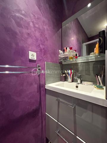 À découvrir sur la commune d'**Entrelacs (Albens), cet agréable T2 de 32 m² en rez-de-chaussée, idéal pour un premier achat, un investissement locatif ou un pied-à-terre.

L'appartement, entièrement rénové, se compose d'une pièce de vie avec cuisine ouverte, offrant un espace convivial et fonctionnel. Vous trouverez également une chambre avec sa salle d'eau attenante, ainsi que des WC séparés.

À l'extérieur, une terrasse vous permettra de profiter des beaux jours en toute tranquillité. Une cave complète le bien, idéale pour le rangement. Des places de stationnement sont disponibles à proximité.

Les atouts :
• Rez-de-chaussée
• Aucun travaux à prévoir
• Chauffage électrique récent
• Volets roulants électriques
• Terrasse
• Cave
• Stationnement à proximité

Un appartement fonctionnel et prêt à vivre, situé à proximité des commodités d'Albens. Une belle opportunité à découvrir rapidement !

📞 Contactez-moi pour plus d'informations ou pour organiser une visite.

Certaines photos ont été modifiées par l'IA