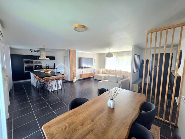 Mickaël GAUDISSARD vous propose à la vente cette villa de plain pied de 94 m², construite en 2018 (RT 2012) mitoyenne par le garage, bâtie sur une parcelle de 307 m².

Elle se situe dans un petit lotissement à l'écart du centre ville et à proximité des commodités.

Vous accédez à la propriété par un jardin clos (murs de clôture), plein sud avec terrasse.
Un espace entrée dessert la pièce de vie de 50 m² avec cuisine équipée (Plaque à induction, frigidaire intégré, four, micro onde combiné, lave vaisselle, hotte aspirante) et son ilot central ouverte sur le séjour muni d'une baie vitrée donnant accès à la terrasse plein sud, un second accès vous mènera vers la terrasse plein nord (murs de clôture) afin de profiter d'instants ombragés, enfin une porte de service donne également accès au garage de 16 m² avec coin buanderie.

Coté nuit, 3 chambres de 10.2 m², 10.5 m² et 11 m², chacune dispose d'un dressing.
Une salle de bain de 6 m² avec baignoire d'angle, meuble double vasque et sèche serviettes.
WC indépendant.

1 Stationnement privatif devant le garage, stationnements communs dans le lotissement.

Au niveau des équipements:

2 pompes à chaleur Air / Air Hitachi 3.5 Kw  (Séjour / partie nuit), entretien à jour.
Chaudière gaz (Entretien à jour) avec radiateurs centralisés.
Isolation des combles en laine de roche.
Isolation des murs et du plancher en polystyrène.
Double vitrage PVC.
Volets roulants électriques (2 chambres en volet roulant manuel).
Vide sanitaire 40 cm.
Assainissement collectif.
Fibre optique.
2 Panneaux solaires en autoconsommation.

Taxe foncière : 1 200 € /  An
Vendu libre de toute occupation.


Dernier DPE : A
Nouveau DPE en cours.

Info contact : Mickaël GAUDISSARD / 06 40 52 43 96