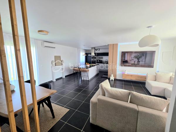 Mickaël GAUDISSARD vous propose à la vente cette villa de plain pied de 94 m², construite en 2018 (RT 2012) mitoyenne par le garage, bâtie sur une parcelle de 307 m².

Elle se situe dans un petit lotissement à l'écart du centre ville et à proximité des commodités.

Vous accédez à la propriété par un jardin clos (murs de clôture), plein sud avec terrasse.
Un espace entrée dessert la pièce de vie de 50 m² avec cuisine équipée (Plaque à induction, frigidaire intégré, four, micro onde combiné, lave vaisselle, hotte aspirante) et son ilot central ouverte sur le séjour muni d'une baie vitrée donnant accès à la terrasse plein sud, un second accès vous mènera vers la terrasse plein nord (murs de clôture) afin de profiter d'instants ombragés, enfin une porte de service donne également accès au garage de 16 m² avec coin buanderie.

Coté nuit, 3 chambres de 10.2 m², 10.5 m² et 11 m², chacune dispose d'un dressing.
Une salle de bain de 6 m² avec baignoire d'angle, meuble double vasque et sèche serviettes.
WC indépendant.

1 Stationnement privatif devant le garage, stationnements communs dans le lotissement.

Au niveau des équipements:

2 pompes à chaleur Air / Air Hitachi 3.5 Kw  (Séjour / partie nuit), entretien à jour.
Chaudière gaz (Entretien à jour) avec radiateurs centralisés.
Isolation des combles en laine de roche.
Isolation des murs et du plancher en polystyrène.
Double vitrage PVC.
Volets roulants électriques (2 chambres en volet roulant manuel).
Vide sanitaire 40 cm.
Assainissement collectif.
Fibre optique.
2 Panneaux solaires en autoconsommation.

Taxe foncière : 1 200 € /  An
Vendu libre de toute occupation.


Dernier DPE : A
Nouveau DPE en cours.

Info contact : Mickaël GAUDISSARD / 06 40 52 43 96