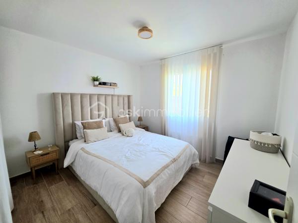 Mickaël GAUDISSARD vous propose à la vente cette villa de plain pied de 94 m², construite en 2018 (RT 2012) mitoyenne par le garage, bâtie sur une parcelle de 307 m².

Elle se situe dans un petit lotissement à l'écart du centre ville et à proximité des commodités.

Vous accédez à la propriété par un jardin clos (murs de clôture), plein sud avec terrasse.
Un espace entrée dessert la pièce de vie de 50 m² avec cuisine équipée (Plaque à induction, frigidaire intégré, four, micro onde combiné, lave vaisselle, hotte aspirante) et son ilot central ouverte sur le séjour muni d'une baie vitrée donnant accès à la terrasse plein sud, un second accès vous mènera vers la terrasse plein nord (murs de clôture) afin de profiter d'instants ombragés, enfin une porte de service donne également accès au garage de 16 m² avec coin buanderie.

Coté nuit, 3 chambres de 10.2 m², 10.5 m² et 11 m², chacune dispose d'un dressing.
Une salle de bain de 6 m² avec baignoire d'angle, meuble double vasque et sèche serviettes.
WC indépendant.

1 Stationnement privatif devant le garage, stationnements communs dans le lotissement.

Au niveau des équipements:

2 pompes à chaleur Air / Air Hitachi 3.5 Kw  (Séjour / partie nuit), entretien à jour.
Chaudière gaz (Entretien à jour) avec radiateurs centralisés.
Isolation des combles en laine de roche.
Isolation des murs et du plancher en polystyrène.
Double vitrage PVC.
Volets roulants électriques (2 chambres en volet roulant manuel).
Vide sanitaire 40 cm.
Assainissement collectif.
Fibre optique.
2 Panneaux solaires en autoconsommation.

Taxe foncière : 1 200 € /  An
Vendu libre de toute occupation.


Dernier DPE : A
Nouveau DPE en cours.

Info contact : Mickaël GAUDISSARD / 06 40 52 43 96