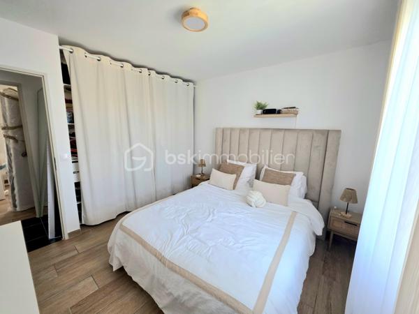 Mickaël GAUDISSARD vous propose à la vente cette villa de plain pied de 94 m², construite en 2018 (RT 2012) mitoyenne par le garage, bâtie sur une parcelle de 307 m².

Elle se situe dans un petit lotissement à l'écart du centre ville et à proximité des commodités.

Vous accédez à la propriété par un jardin clos (murs de clôture), plein sud avec terrasse.
Un espace entrée dessert la pièce de vie de 50 m² avec cuisine équipée (Plaque à induction, frigidaire intégré, four, micro onde combiné, lave vaisselle, hotte aspirante) et son ilot central ouverte sur le séjour muni d'une baie vitrée donnant accès à la terrasse plein sud, un second accès vous mènera vers la terrasse plein nord (murs de clôture) afin de profiter d'instants ombragés, enfin une porte de service donne également accès au garage de 16 m² avec coin buanderie.

Coté nuit, 3 chambres de 10.2 m², 10.5 m² et 11 m², chacune dispose d'un dressing.
Une salle de bain de 6 m² avec baignoire d'angle, meuble double vasque et sèche serviettes.
WC indépendant.

1 Stationnement privatif devant le garage, stationnements communs dans le lotissement.

Au niveau des équipements:

2 pompes à chaleur Air / Air Hitachi 3.5 Kw  (Séjour / partie nuit), entretien à jour.
Chaudière gaz (Entretien à jour) avec radiateurs centralisés.
Isolation des combles en laine de roche.
Isolation des murs et du plancher en polystyrène.
Double vitrage PVC.
Volets roulants électriques (2 chambres en volet roulant manuel).
Vide sanitaire 40 cm.
Assainissement collectif.
Fibre optique.
2 Panneaux solaires en autoconsommation.

Taxe foncière : 1 200 € /  An
Vendu libre de toute occupation.


Dernier DPE : A
Nouveau DPE en cours.

Info contact : Mickaël GAUDISSARD / 06 40 52 43 96