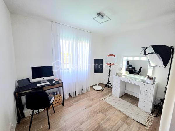 Mickaël GAUDISSARD vous propose à la vente cette villa de plain pied de 94 m², construite en 2018 (RT 2012) mitoyenne par le garage, bâtie sur une parcelle de 307 m².

Elle se situe dans un petit lotissement à l'écart du centre ville et à proximité des commodités.

Vous accédez à la propriété par un jardin clos (murs de clôture), plein sud avec terrasse.
Un espace entrée dessert la pièce de vie de 50 m² avec cuisine équipée (Plaque à induction, frigidaire intégré, four, micro onde combiné, lave vaisselle, hotte aspirante) et son ilot central ouverte sur le séjour muni d'une baie vitrée donnant accès à la terrasse plein sud, un second accès vous mènera vers la terrasse plein nord (murs de clôture) afin de profiter d'instants ombragés, enfin une porte de service donne également accès au garage de 16 m² avec coin buanderie.

Coté nuit, 3 chambres de 10.2 m², 10.5 m² et 11 m², chacune dispose d'un dressing.
Une salle de bain de 6 m² avec baignoire d'angle, meuble double vasque et sèche serviettes.
WC indépendant.

1 Stationnement privatif devant le garage, stationnements communs dans le lotissement.

Au niveau des équipements:

2 pompes à chaleur Air / Air Hitachi 3.5 Kw  (Séjour / partie nuit), entretien à jour.
Chaudière gaz (Entretien à jour) avec radiateurs centralisés.
Isolation des combles en laine de roche.
Isolation des murs et du plancher en polystyrène.
Double vitrage PVC.
Volets roulants électriques (2 chambres en volet roulant manuel).
Vide sanitaire 40 cm.
Assainissement collectif.
Fibre optique.
2 Panneaux solaires en autoconsommation.

Taxe foncière : 1 200 € /  An
Vendu libre de toute occupation.


Dernier DPE : A
Nouveau DPE en cours.

Info contact : Mickaël GAUDISSARD / 06 40 52 43 96