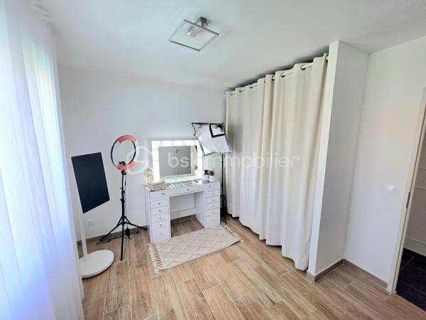 Mickaël GAUDISSARD vous propose à la vente cette villa de plain pied de 94 m², construite en 2018 (RT 2012) mitoyenne par le garage, bâtie sur une parcelle de 307 m².

Elle se situe dans un petit lotissement à l'écart du centre ville et à proximité des commodités.

Vous accédez à la propriété par un jardin clos (murs de clôture), plein sud avec terrasse.
Un espace entrée dessert la pièce de vie de 50 m² avec cuisine équipée (Plaque à induction, frigidaire intégré, four, micro onde combiné, lave vaisselle, hotte aspirante) et son ilot central ouverte sur le séjour muni d'une baie vitrée donnant accès à la terrasse plein sud, un second accès vous mènera vers la terrasse plein nord (murs de clôture) afin de profiter d'instants ombragés, enfin une porte de service donne également accès au garage de 16 m² avec coin buanderie.

Coté nuit, 3 chambres de 10.2 m², 10.5 m² et 11 m², chacune dispose d'un dressing.
Une salle de bain de 6 m² avec baignoire d'angle, meuble double vasque et sèche serviettes.
WC indépendant.

1 Stationnement privatif devant le garage, stationnements communs dans le lotissement.

Au niveau des équipements:

2 pompes à chaleur Air / Air Hitachi 3.5 Kw  (Séjour / partie nuit), entretien à jour.
Chaudière gaz (Entretien à jour) avec radiateurs centralisés.
Isolation des combles en laine de roche.
Isolation des murs et du plancher en polystyrène.
Double vitrage PVC.
Volets roulants électriques (2 chambres en volet roulant manuel).
Vide sanitaire 40 cm.
Assainissement collectif.
Fibre optique.
2 Panneaux solaires en autoconsommation.

Taxe foncière : 1 200 € /  An
Vendu libre de toute occupation.


Dernier DPE : A
Nouveau DPE en cours.

Info contact : Mickaël GAUDISSARD / 06 40 52 43 96