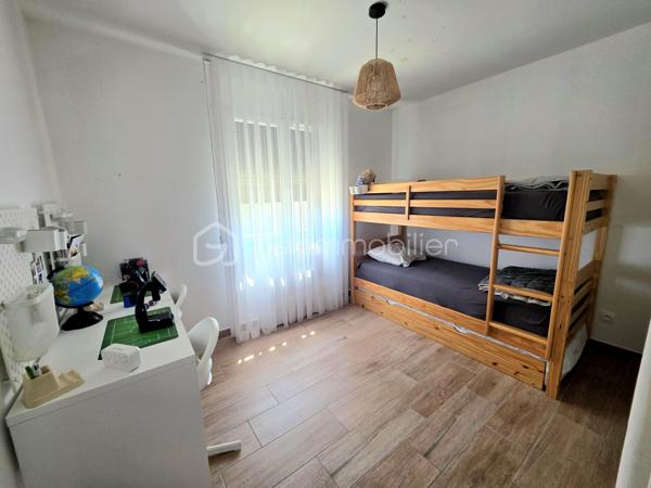 Mickaël GAUDISSARD vous propose à la vente cette villa de plain pied de 94 m², construite en 2018 (RT 2012) mitoyenne par le garage, bâtie sur une parcelle de 307 m².

Elle se situe dans un petit lotissement à l'écart du centre ville et à proximité des commodités.

Vous accédez à la propriété par un jardin clos (murs de clôture), plein sud avec terrasse.
Un espace entrée dessert la pièce de vie de 50 m² avec cuisine équipée (Plaque à induction, frigidaire intégré, four, micro onde combiné, lave vaisselle, hotte aspirante) et son ilot central ouverte sur le séjour muni d'une baie vitrée donnant accès à la terrasse plein sud, un second accès vous mènera vers la terrasse plein nord (murs de clôture) afin de profiter d'instants ombragés, enfin une porte de service donne également accès au garage de 16 m² avec coin buanderie.

Coté nuit, 3 chambres de 10.2 m², 10.5 m² et 11 m², chacune dispose d'un dressing.
Une salle de bain de 6 m² avec baignoire d'angle, meuble double vasque et sèche serviettes.
WC indépendant.

1 Stationnement privatif devant le garage, stationnements communs dans le lotissement.

Au niveau des équipements:

2 pompes à chaleur Air / Air Hitachi 3.5 Kw  (Séjour / partie nuit), entretien à jour.
Chaudière gaz (Entretien à jour) avec radiateurs centralisés.
Isolation des combles en laine de roche.
Isolation des murs et du plancher en polystyrène.
Double vitrage PVC.
Volets roulants électriques (2 chambres en volet roulant manuel).
Vide sanitaire 40 cm.
Assainissement collectif.
Fibre optique.
2 Panneaux solaires en autoconsommation.

Taxe foncière : 1 200 € /  An
Vendu libre de toute occupation.


Dernier DPE : A
Nouveau DPE en cours.

Info contact : Mickaël GAUDISSARD / 06 40 52 43 96