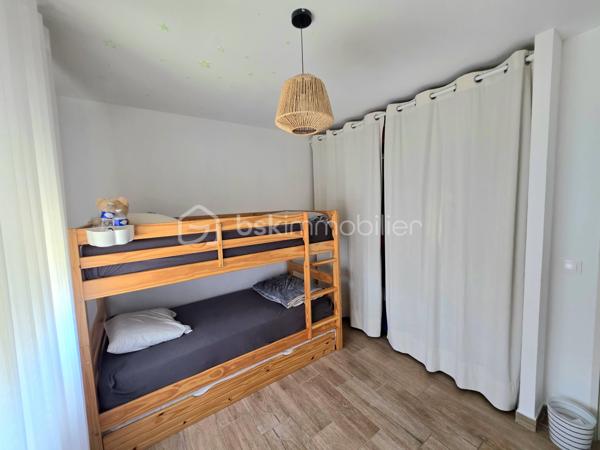 Mickaël GAUDISSARD vous propose à la vente cette villa de plain pied de 94 m², construite en 2018 (RT 2012) mitoyenne par le garage, bâtie sur une parcelle de 307 m².

Elle se situe dans un petit lotissement à l'écart du centre ville et à proximité des commodités.

Vous accédez à la propriété par un jardin clos (murs de clôture), plein sud avec terrasse.
Un espace entrée dessert la pièce de vie de 50 m² avec cuisine équipée (Plaque à induction, frigidaire intégré, four, micro onde combiné, lave vaisselle, hotte aspirante) et son ilot central ouverte sur le séjour muni d'une baie vitrée donnant accès à la terrasse plein sud, un second accès vous mènera vers la terrasse plein nord (murs de clôture) afin de profiter d'instants ombragés, enfin une porte de service donne également accès au garage de 16 m² avec coin buanderie.

Coté nuit, 3 chambres de 10.2 m², 10.5 m² et 11 m², chacune dispose d'un dressing.
Une salle de bain de 6 m² avec baignoire d'angle, meuble double vasque et sèche serviettes.
WC indépendant.

1 Stationnement privatif devant le garage, stationnements communs dans le lotissement.

Au niveau des équipements:

2 pompes à chaleur Air / Air Hitachi 3.5 Kw  (Séjour / partie nuit), entretien à jour.
Chaudière gaz (Entretien à jour) avec radiateurs centralisés.
Isolation des combles en laine de roche.
Isolation des murs et du plancher en polystyrène.
Double vitrage PVC.
Volets roulants électriques (2 chambres en volet roulant manuel).
Vide sanitaire 40 cm.
Assainissement collectif.
Fibre optique.
2 Panneaux solaires en autoconsommation.

Taxe foncière : 1 200 € /  An
Vendu libre de toute occupation.


Dernier DPE : A
Nouveau DPE en cours.

Info contact : Mickaël GAUDISSARD / 06 40 52 43 96