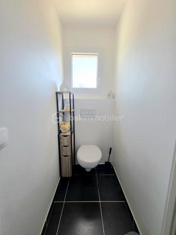 Mickaël GAUDISSARD vous propose à la vente cette villa de plain pied de 94 m², construite en 2018 (RT 2012) mitoyenne par le garage, bâtie sur une parcelle de 307 m².

Elle se situe dans un petit lotissement à l'écart du centre ville et à proximité des commodités.

Vous accédez à la propriété par un jardin clos (murs de clôture), plein sud avec terrasse.
Un espace entrée dessert la pièce de vie de 50 m² avec cuisine équipée (Plaque à induction, frigidaire intégré, four, micro onde combiné, lave vaisselle, hotte aspirante) et son ilot central ouverte sur le séjour muni d'une baie vitrée donnant accès à la terrasse plein sud, un second accès vous mènera vers la terrasse plein nord (murs de clôture) afin de profiter d'instants ombragés, enfin une porte de service donne également accès au garage de 16 m² avec coin buanderie.

Coté nuit, 3 chambres de 10.2 m², 10.5 m² et 11 m², chacune dispose d'un dressing.
Une salle de bain de 6 m² avec baignoire d'angle, meuble double vasque et sèche serviettes.
WC indépendant.

1 Stationnement privatif devant le garage, stationnements communs dans le lotissement.

Au niveau des équipements:

2 pompes à chaleur Air / Air Hitachi 3.5 Kw  (Séjour / partie nuit), entretien à jour.
Chaudière gaz (Entretien à jour) avec radiateurs centralisés.
Isolation des combles en laine de roche.
Isolation des murs et du plancher en polystyrène.
Double vitrage PVC.
Volets roulants électriques (2 chambres en volet roulant manuel).
Vide sanitaire 40 cm.
Assainissement collectif.
Fibre optique.
2 Panneaux solaires en autoconsommation.

Taxe foncière : 1 200 € /  An
Vendu libre de toute occupation.


Dernier DPE : A
Nouveau DPE en cours.

Info contact : Mickaël GAUDISSARD / 06 40 52 43 96
