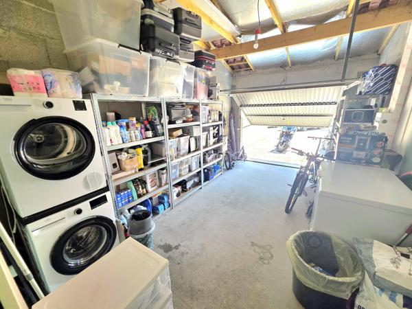 Mickaël GAUDISSARD vous propose à la vente cette villa de plain pied de 94 m², construite en 2018 (RT 2012) mitoyenne par le garage, bâtie sur une parcelle de 307 m².

Elle se situe dans un petit lotissement à l'écart du centre ville et à proximité des commodités.

Vous accédez à la propriété par un jardin clos (murs de clôture), plein sud avec terrasse.
Un espace entrée dessert la pièce de vie de 50 m² avec cuisine équipée (Plaque à induction, frigidaire intégré, four, micro onde combiné, lave vaisselle, hotte aspirante) et son ilot central ouverte sur le séjour muni d'une baie vitrée donnant accès à la terrasse plein sud, un second accès vous mènera vers la terrasse plein nord (murs de clôture) afin de profiter d'instants ombragés, enfin une porte de service donne également accès au garage de 16 m² avec coin buanderie.

Coté nuit, 3 chambres de 10.2 m², 10.5 m² et 11 m², chacune dispose d'un dressing.
Une salle de bain de 6 m² avec baignoire d'angle, meuble double vasque et sèche serviettes.
WC indépendant.

1 Stationnement privatif devant le garage, stationnements communs dans le lotissement.

Au niveau des équipements:

2 pompes à chaleur Air / Air Hitachi 3.5 Kw  (Séjour / partie nuit), entretien à jour.
Chaudière gaz (Entretien à jour) avec radiateurs centralisés.
Isolation des combles en laine de roche.
Isolation des murs et du plancher en polystyrène.
Double vitrage PVC.
Volets roulants électriques (2 chambres en volet roulant manuel).
Vide sanitaire 40 cm.
Assainissement collectif.
Fibre optique.
2 Panneaux solaires en autoconsommation.

Taxe foncière : 1 200 € /  An
Vendu libre de toute occupation.


Dernier DPE : A
Nouveau DPE en cours.

Info contact : Mickaël GAUDISSARD / 06 40 52 43 96