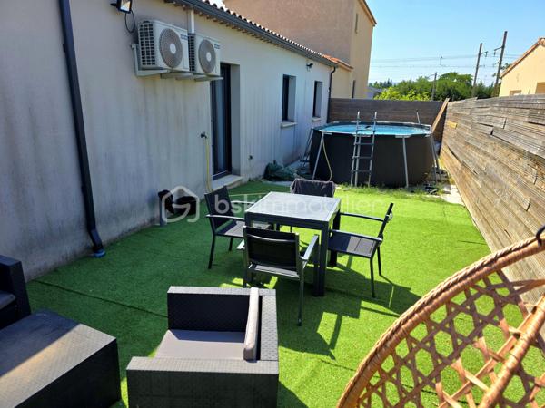 Mickaël GAUDISSARD vous propose à la vente cette villa de plain pied de 94 m², construite en 2018 (RT 2012) mitoyenne par le garage, bâtie sur une parcelle de 307 m².

Elle se situe dans un petit lotissement à l'écart du centre ville et à proximité des commodités.

Vous accédez à la propriété par un jardin clos (murs de clôture), plein sud avec terrasse.
Un espace entrée dessert la pièce de vie de 50 m² avec cuisine équipée (Plaque à induction, frigidaire intégré, four, micro onde combiné, lave vaisselle, hotte aspirante) et son ilot central ouverte sur le séjour muni d'une baie vitrée donnant accès à la terrasse plein sud, un second accès vous mènera vers la terrasse plein nord (murs de clôture) afin de profiter d'instants ombragés, enfin une porte de service donne également accès au garage de 16 m² avec coin buanderie.

Coté nuit, 3 chambres de 10.2 m², 10.5 m² et 11 m², chacune dispose d'un dressing.
Une salle de bain de 6 m² avec baignoire d'angle, meuble double vasque et sèche serviettes.
WC indépendant.

1 Stationnement privatif devant le garage, stationnements communs dans le lotissement.

Au niveau des équipements:

2 pompes à chaleur Air / Air Hitachi 3.5 Kw  (Séjour / partie nuit), entretien à jour.
Chaudière gaz (Entretien à jour) avec radiateurs centralisés.
Isolation des combles en laine de roche.
Isolation des murs et du plancher en polystyrène.
Double vitrage PVC.
Volets roulants électriques (2 chambres en volet roulant manuel).
Vide sanitaire 40 cm.
Assainissement collectif.
Fibre optique.
2 Panneaux solaires en autoconsommation.

Taxe foncière : 1 200 € /  An
Vendu libre de toute occupation.


Dernier DPE : A
Nouveau DPE en cours.

Info contact : Mickaël GAUDISSARD / 06 40 52 43 96